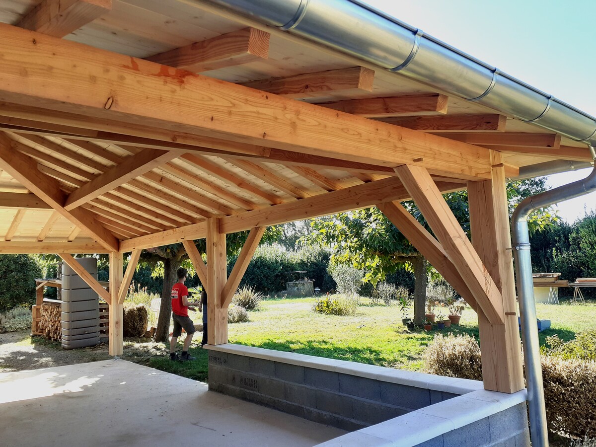 chantier d'une charpente au dessus d'une terrasse