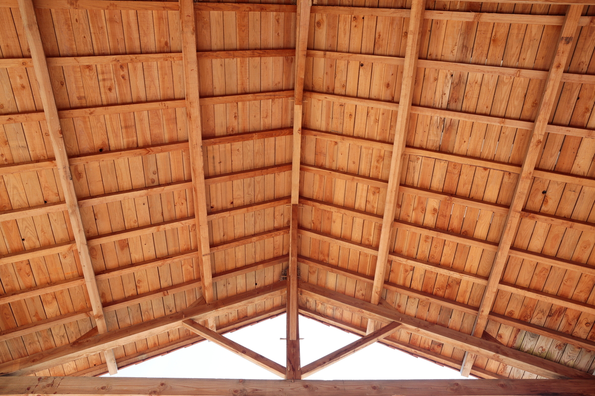 vue d'une charpente en bois en contre-plongée