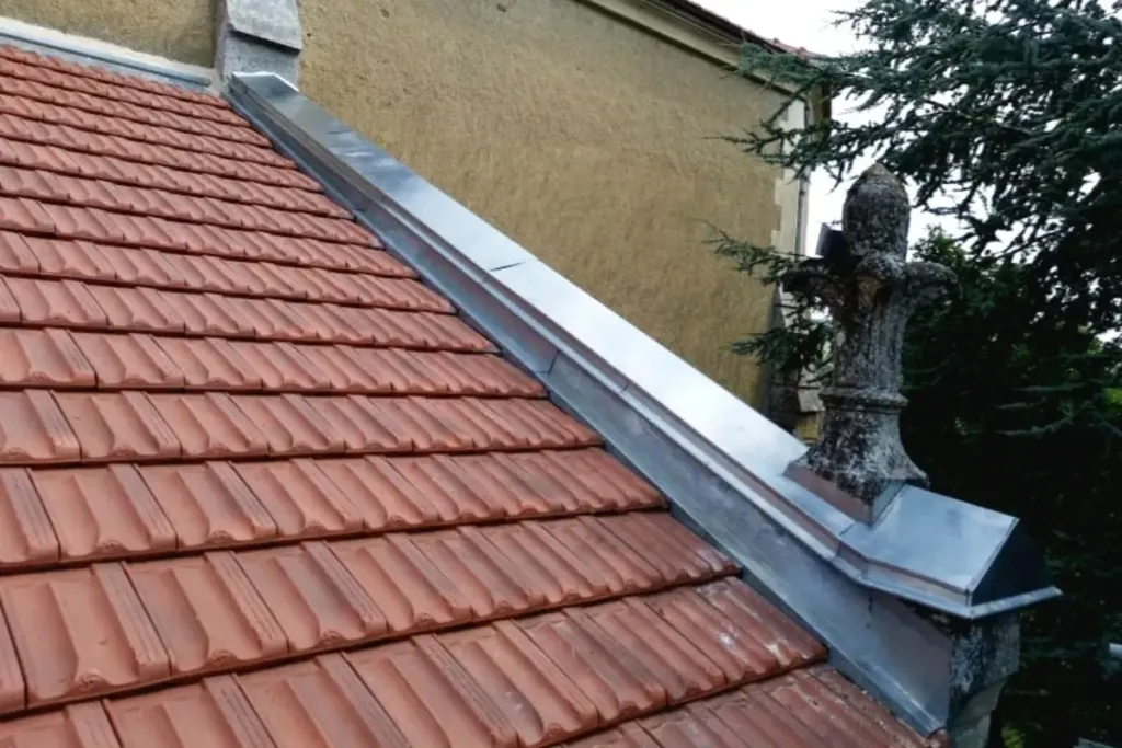 toit avec gouttière en zinc