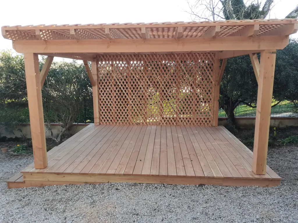 Terrasse bois & structure pergola avec claustra